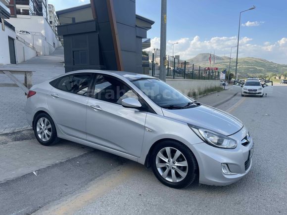 Sahibinden Hyundai Accent Blue 1.6 CRDI Mode Plus 2014 Model  290.000 km Gri (Gümüş)