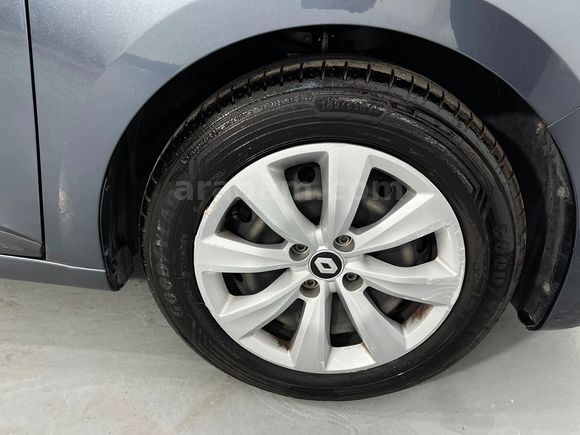 HEDEF RENAULT PLAZA'DAN 2022 CLİO JOY XTRONİC EKRANLI - ORİJİNAL