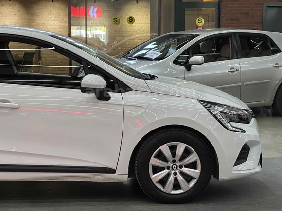 ÖZKUL OTOMOTİV’DEN 2022 RENAULT CLİO 1.0 TCE 90 HP JOY 30.000 KM OTOMATİK VİTES 