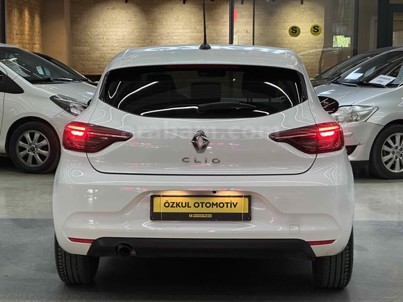 ÖZKUL OTOMOTİV’DEN 2022 RENAULT CLİO 1.0 TCE 90 HP JOY 30.000 KM OTOMATİK VİTES 