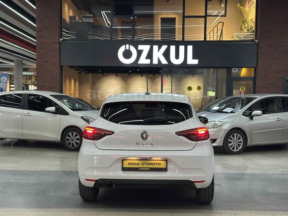 ÖZKUL OTOMOTİV’DEN 2022 RENAULT CLİO 1.0 TCE 90 HP JOY 30.000 KM OTOMATİK VİTES 