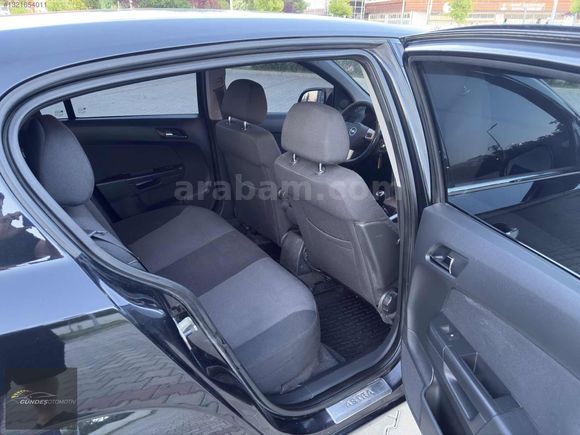 TEMİZ AİLE ARACI 2011 MODEL OPEL ASTRA