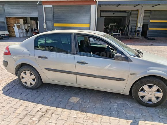 Düşük kilometreli hasar kayıtsız temiz megane 2