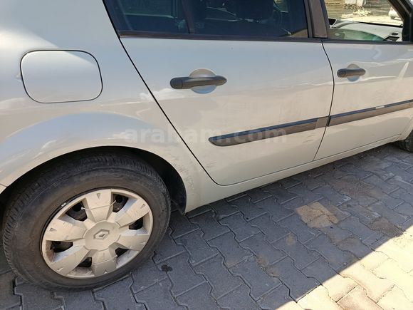 Düşük kilometreli hasar kayıtsız temiz megane 2