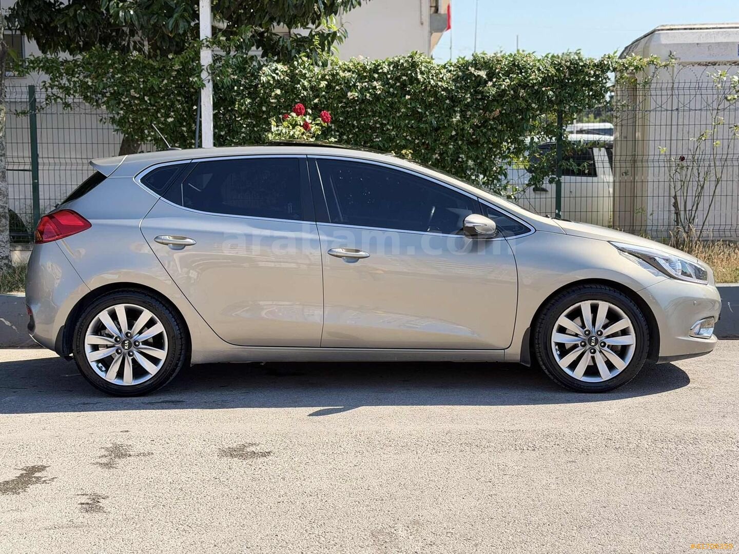 Galeriden Kia Ceed 1.6 CRDi Concept Plus 2013 Model İstanbul 65.500 km Şampanya 6