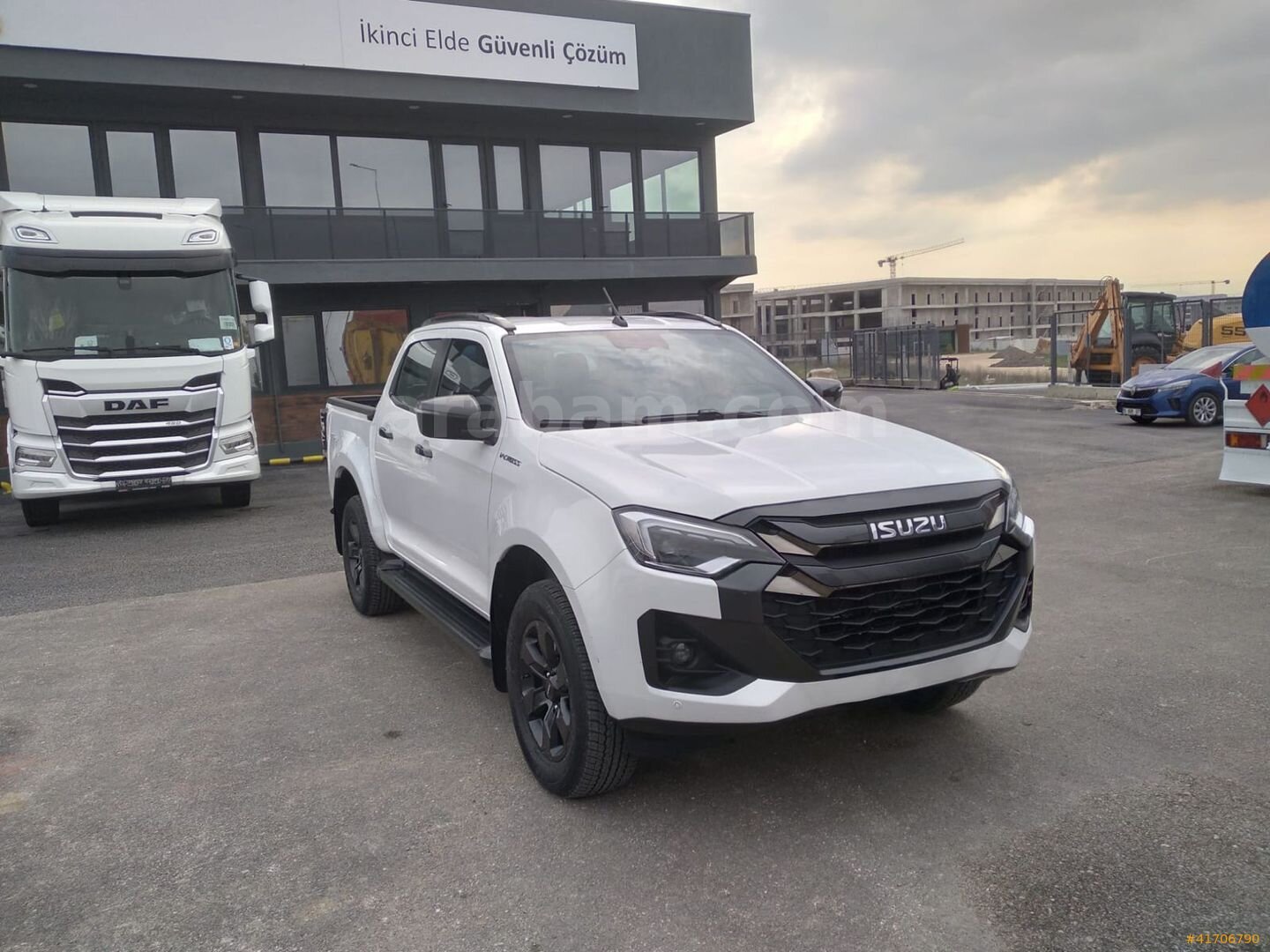 Galeriden Isuzu D-Max 1.9 D 4x4 V-Cross 2025 Model Bursa 12.900 km Beyaz 1