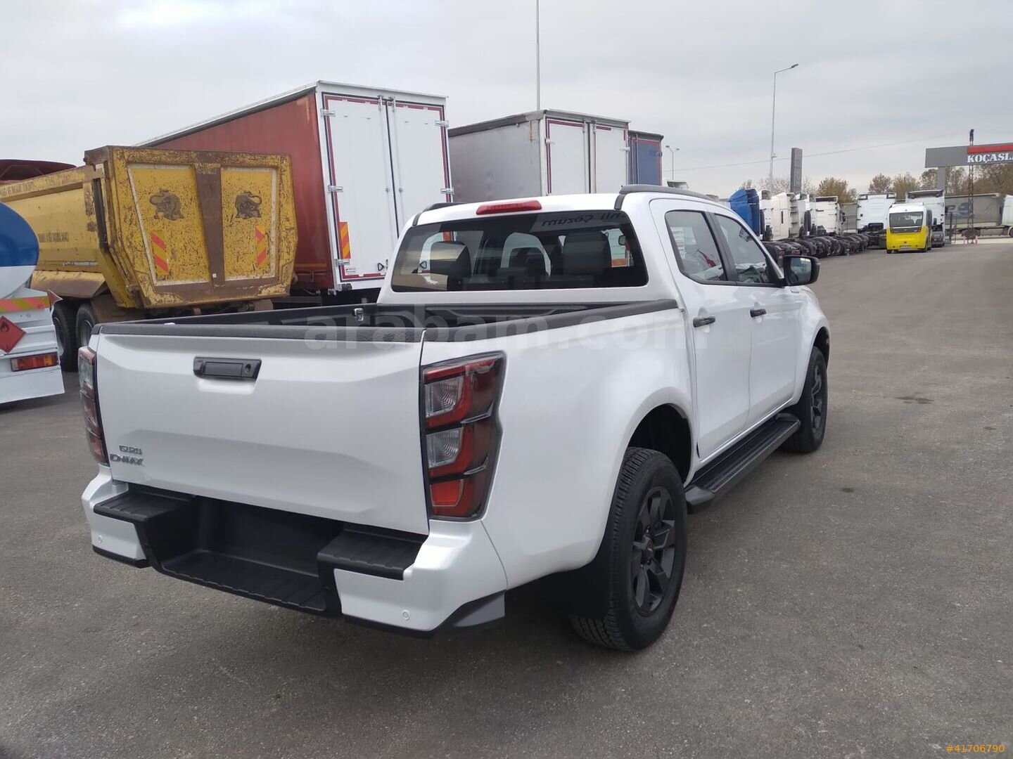 Galeriden Isuzu D-Max 1.9 D 4x4 V-Cross 2025 Model Bursa 12.900 km Beyaz 7