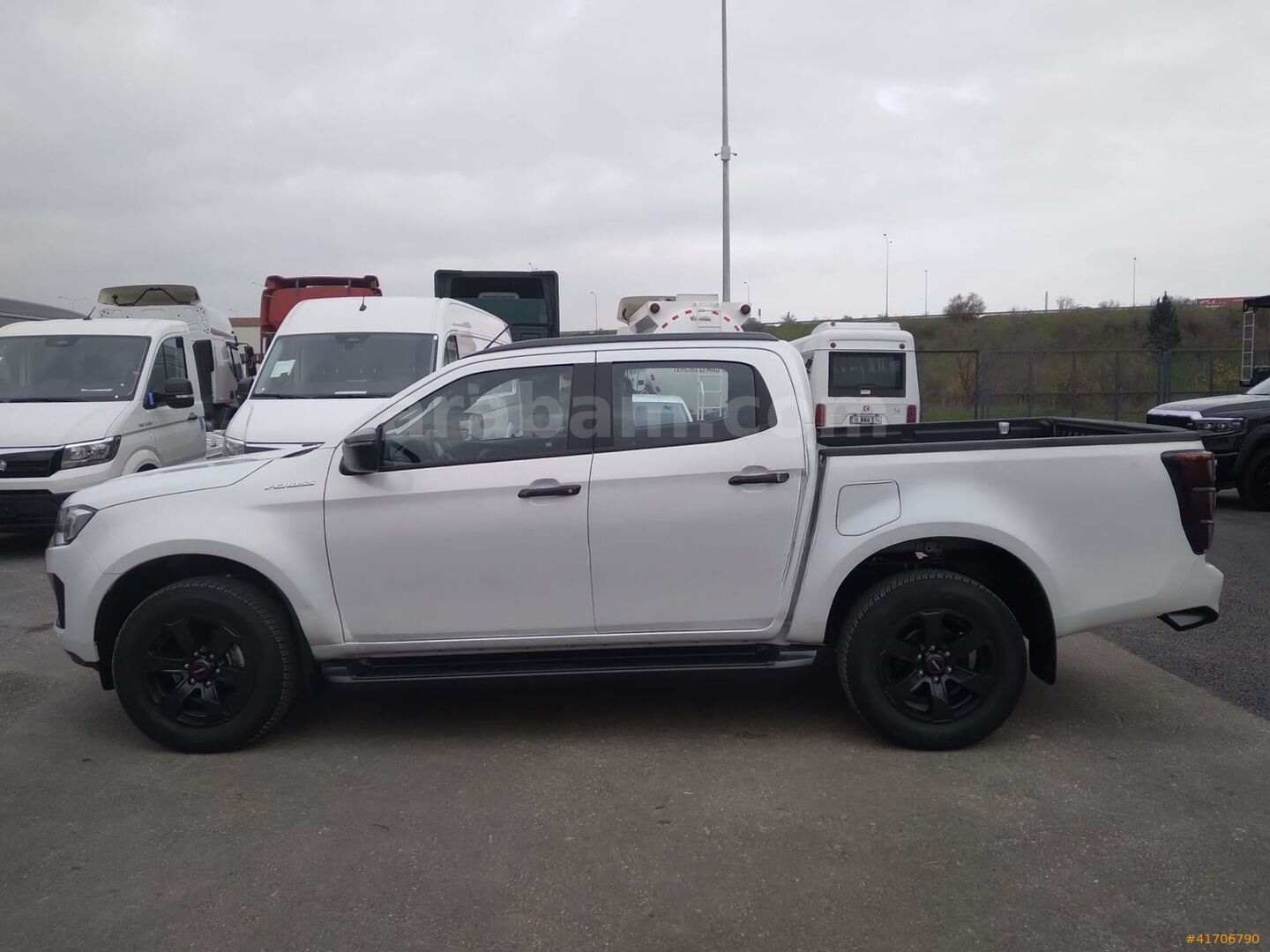 Galeriden Isuzu D-Max 1.9 D 4x4 V-Cross 2025 Model Bursa 12.900 km Beyaz 5