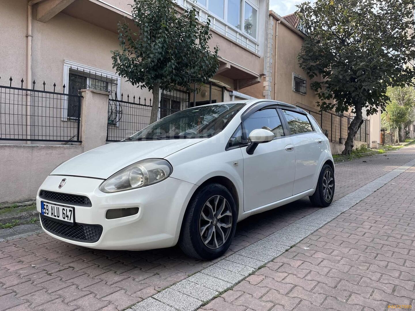 Galeriden Fiat Punto 1.3 Multijet Pop 2013 Model İstanbul 172.000 km Beyaz 1