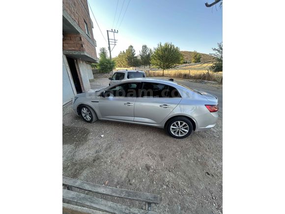 Sahibinden Renault Megane 1.5 dCi Touch 2018 Model arata ekstra  tesla ekran ve geri görüş kamerası bulunmaktadır 