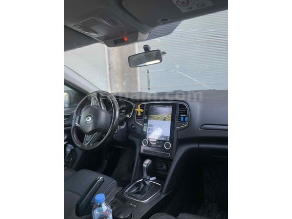 Sahibinden Renault Megane 1.5 dCi Touch 2018 Model arata ekstra  tesla ekran ve geri görüş kamerası bulunmaktadır 