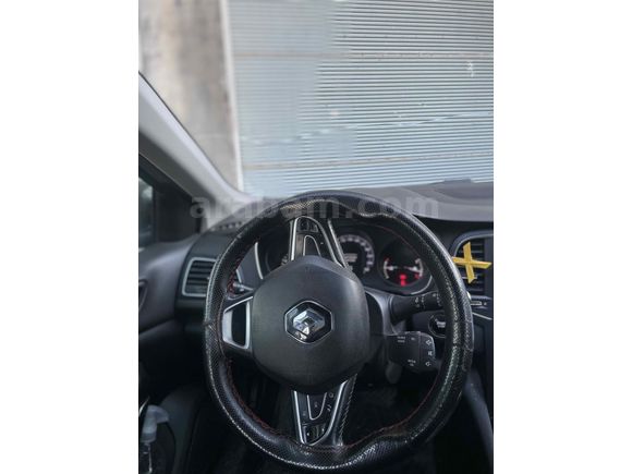 Sahibinden Renault Megane 1.5 dCi Touch 2018 Model arata ekstra  tesla ekran ve geri görüş kamerası bulunmaktadır 