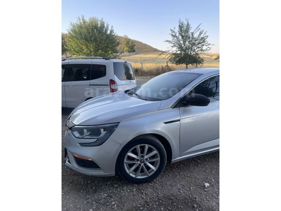 Sahibinden Renault Megane 1.5 dCi Touch 2018 Model arata ekstra  tesla ekran ve geri görüş kamerası bulunmaktadır 