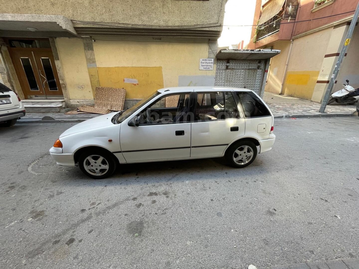 Sahibinden Suzuki Swift 1.3 GLX 2001 Model İstanbul 110.000 km Beyaz 4