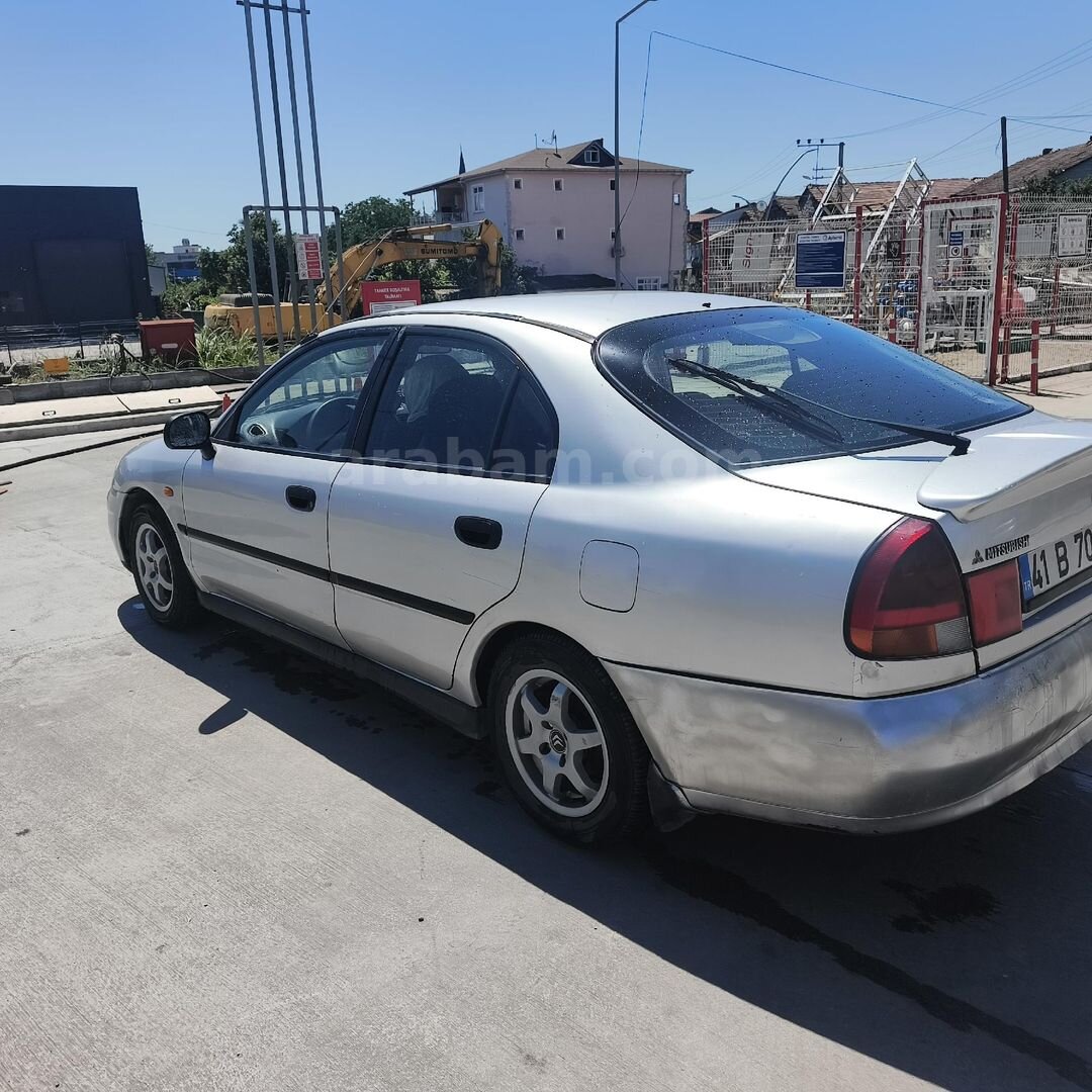 Sahibinden Mitsubishi Carisma 1.6 GLX 1999 Model Kocaeli 289.000 km Gri (Gümüş) 4