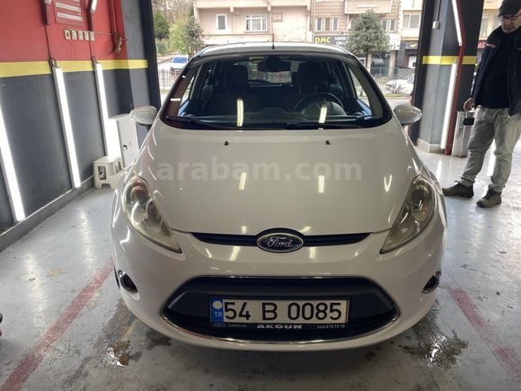 Sahibinden Ford Fiesta 1.4 TDCi Titanium 2011 Model  360.000 km Beyaz