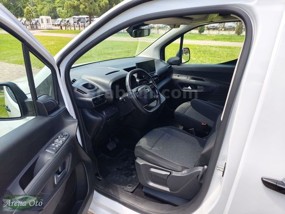 HATASIZ 2025 MODEL ELEKTRİKLİ OPEL COMBO EDİTİON PAKET 136 BG