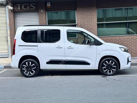 ART MOTORS 'DAN OPEL COMBO ULTİMATE CAM TAVANLI HATASIZ BOYASIZ