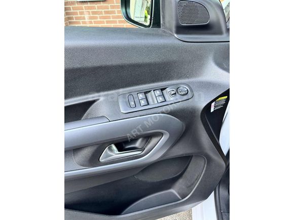 ART MOTORS 'DAN OPEL COMBO ULTİMATE CAM TAVANLI HATASIZ BOYASIZ