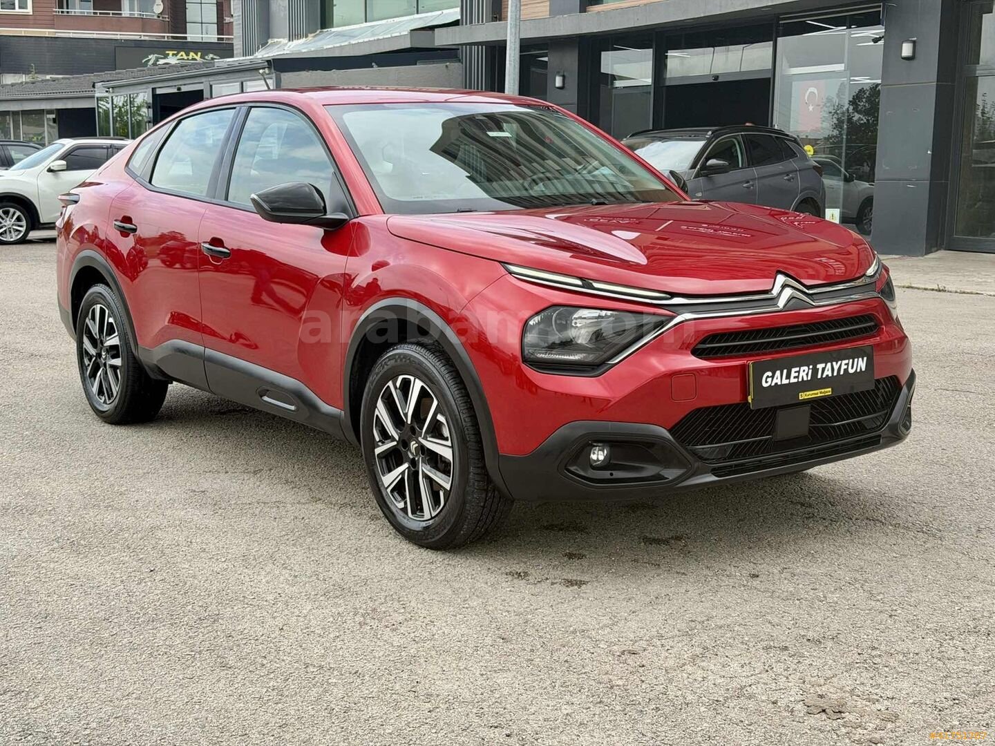 Galeriden Citroen C4 X 1.2 PureTech Feel Bold 2024 Model Bursa 50.000 km Kırmızı 4
