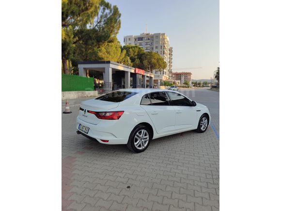 84 BİNDE HATASIZ BOYASIZ TRAMERSİZ TESLA EKRANLI MEGANE 4