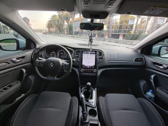 84 BİNDE HATASIZ BOYASIZ TRAMERSİZ TESLA EKRANLI MEGANE 4