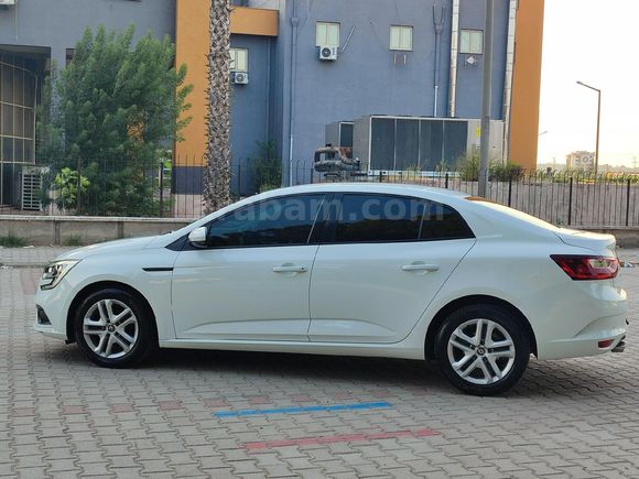 84 BİNDE HATASIZ BOYASIZ TRAMERSİZ TESLA EKRANLI MEGANE 4