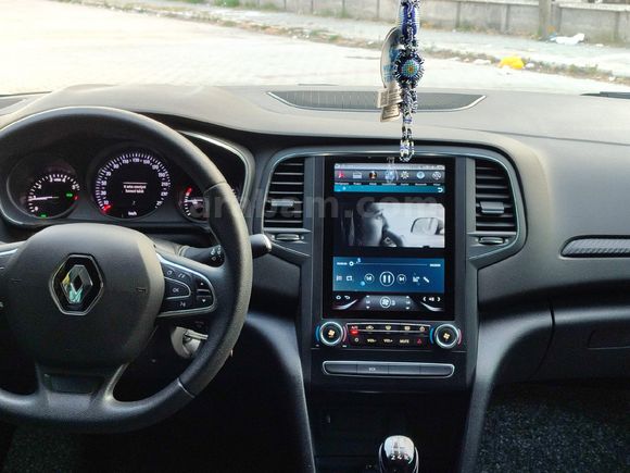 84 BİNDE HATASIZ BOYASIZ TRAMERSİZ TESLA EKRANLI MEGANE 4