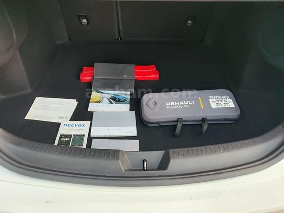 84 BİNDE HATASIZ BOYASIZ TRAMERSİZ TESLA EKRANLI MEGANE 4