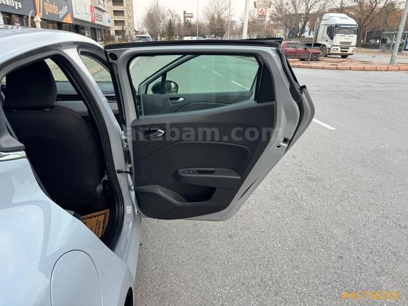 BOYASIZ 2025 RENAULT CLİO 1.0 TCE EVOLUTİN 25000 KM