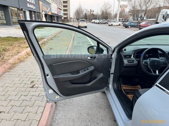 BOYASIZ 2025 RENAULT CLİO 1.0 TCE EVOLUTİN 25000 KM