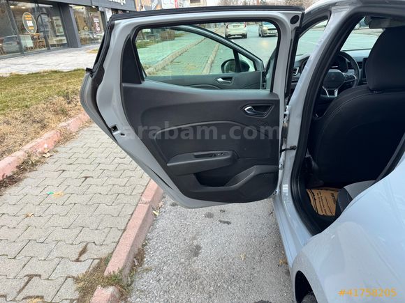 BOYASIZ 2025 RENAULT CLİO 1.0 TCE EVOLUTİN 25000 KM