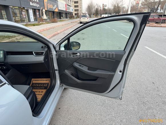 BOYASIZ 2025 RENAULT CLİO 1.0 TCE EVOLUTİN 25000 KM