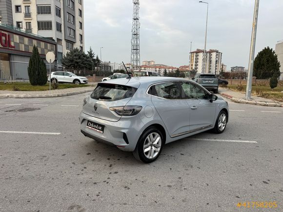 BOYASIZ 2025 RENAULT CLİO 1.0 TCE EVOLUTİN 25000 KM