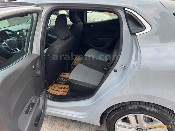 BOYASIZ 2025 RENAULT CLİO 1.0 TCE EVOLUTİN 25000 KM