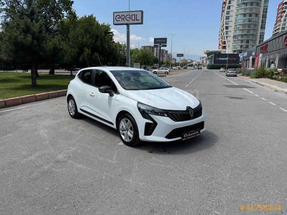 BOYASIZ 2025 RENAULT CLİO 1.0 TCE EVOLUTİN 6000 KM