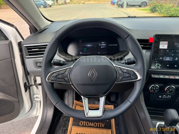BOYASIZ 2025 RENAULT CLİO 1.0 TCE EVOLUTİN 6000 KM