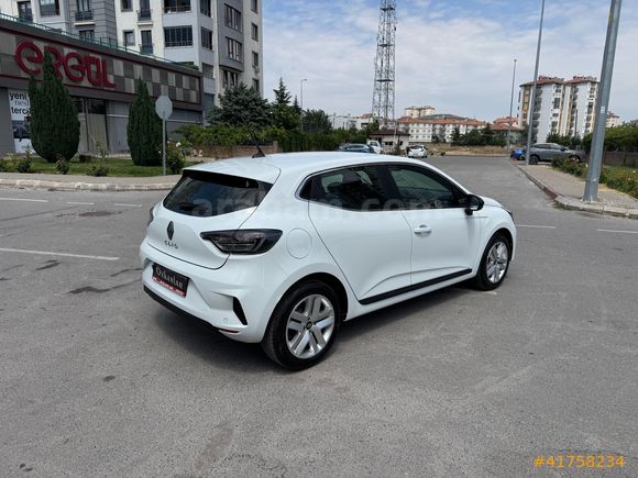 BOYASIZ 2025 RENAULT CLİO 1.0 TCE EVOLUTİN 6000 KM
