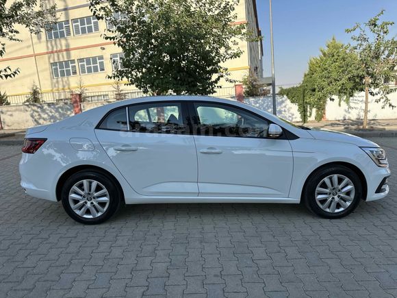 1 EM AUTO`DAN 2025 RENAULT MEGANE 1.3 TCE HATASIZ BOYASIZ 