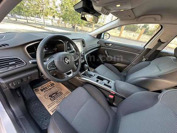 1 EM AUTO`DAN 2025 RENAULT MEGANE 1.3 TCE HATASIZ BOYASIZ 