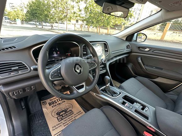 1 EM AUTO`DAN 2025 RENAULT MEGANE 1.3 TCE HATASIZ BOYASIZ 