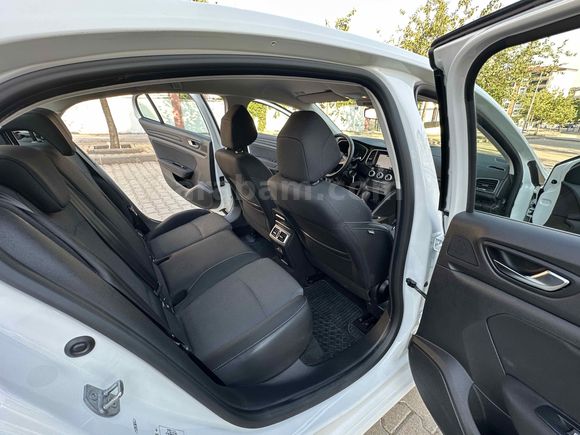 1 EM AUTO`DAN 2025 RENAULT MEGANE 1.3 TCE HATASIZ BOYASIZ 