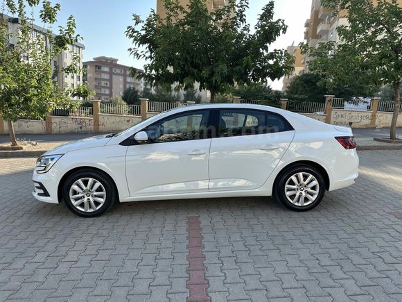 1 EM AUTO`DAN 2025 RENAULT MEGANE 1.3 TCE HATASIZ BOYASIZ 