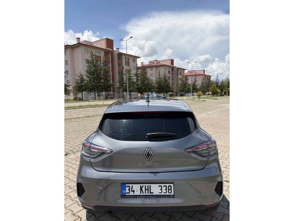 Askeri Personelden Clio 1.0 TCe Evolution 2024 Model  45.xxx km Gri (Gümüş)