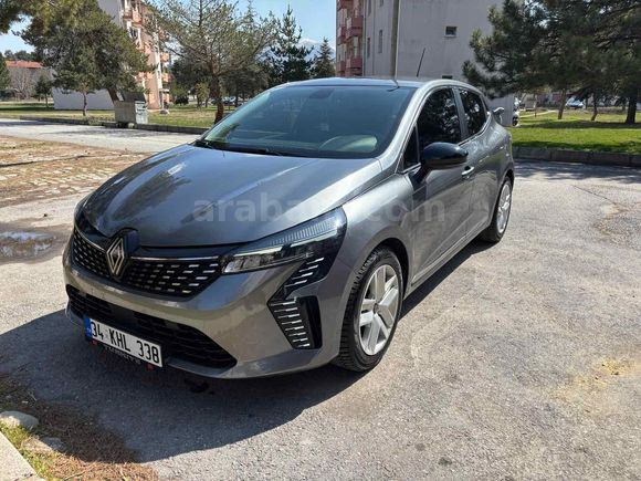 Askeri Personelden Clio 1.0 TCe Evolution 2024 Model  45.xxx km Gri (Gümüş)