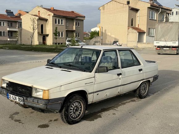 Galeriden Renault R 9 1.4 Broadway 1990 Model Afyonkarahisar