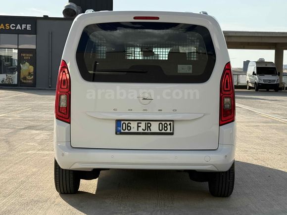 BURCAR'DAN 2025 OPEL COMBO 1.5D ESSENTİAL HATSIZ BOYASIZ %20 KDV