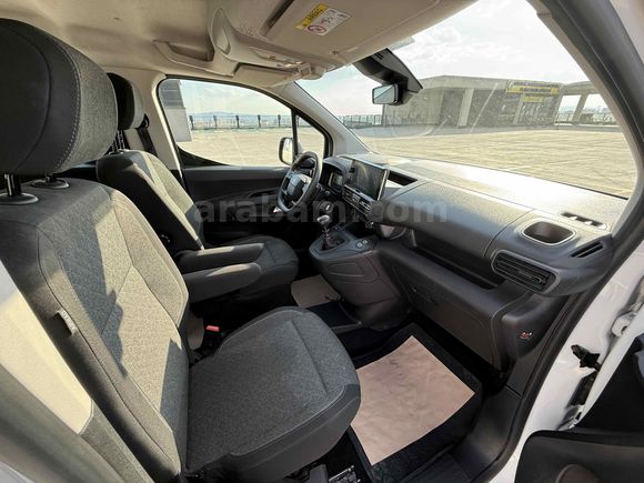 BURCAR'DAN 2025 OPEL COMBO 1.5D ESSENTİAL HATSIZ BOYASIZ %20 KDV