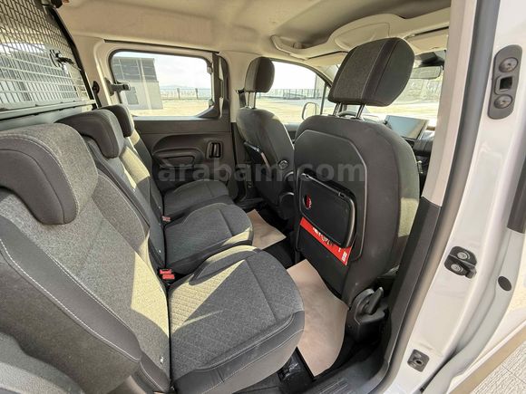 BURCAR'DAN 2025 OPEL COMBO 1.5D ESSENTİAL HATSIZ BOYASIZ %20 KDV