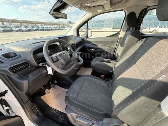 BURCAR'DAN 2025 OPEL COMBO 1.5D ESSENTİAL HATSIZ BOYASIZ %20 KDV